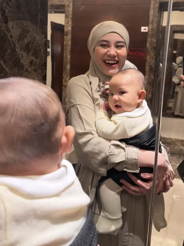Aaliyah Massaid Umrah sambil menggendong Baby Arash tampak ceria . [@aaliyah.massaid]