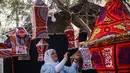 Fanous merupakan lentera tradisional berwarna-warni yang digunakan sebagai dekorasi khas untuk merayakan bulan suci Ramadan. Tampak dalam foto, Rehan Hazem Sharab, seorang warga Palestina berusia 32 tahun, membuat lampion buatan tangan dari kotak-kotak bantuan yang tersisa sebagai persiapan menyambut bulan suci Ramadan yang dimulai pada 17 Februari, di luar tendanya di lingkungan Al-Mawasi, Khan Younis, di Jalur Gaza selatan pada Sabtu 7 Februari 2026. (Bashar Taleb/AFP)