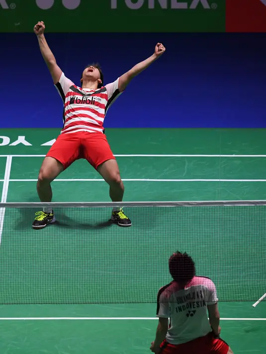 Ekspresi ganda putra Indonesia, Kevin Sanjaya dan Marcus Fernaldi usai memenangkan pertandingan final All England di Birmingham, Inggris (18/3). Kemenagan ini mengantarkan Marcus/Kevin menjadi juara All England 2018. (AFP Photo/Paul Ellis)