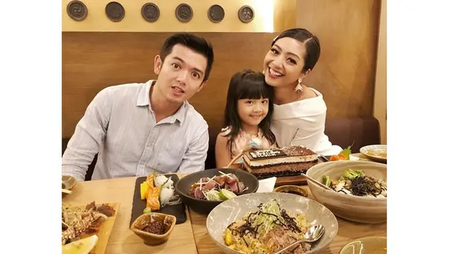 Meski sudah bercerai, Nicky Tirta dan Liza Elly masih menjalin komunikasi dengan baik.