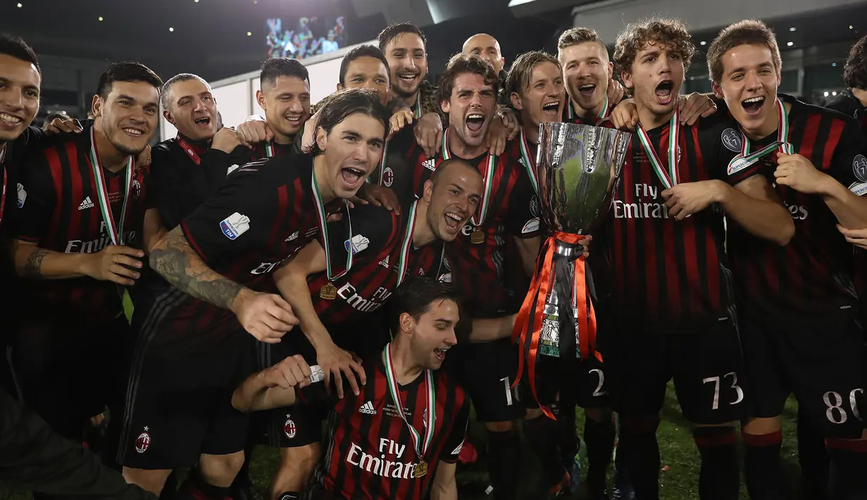 Para pemain AC Milan merayakan keberhasilan meraih gelar Piala Super Italia 2016 usai menaklukkan Juventus. AC Milan akhirnya mengalahkan Juventus 4-3 melalui babak adu penalti. (AFP/Karim Jaafar) 