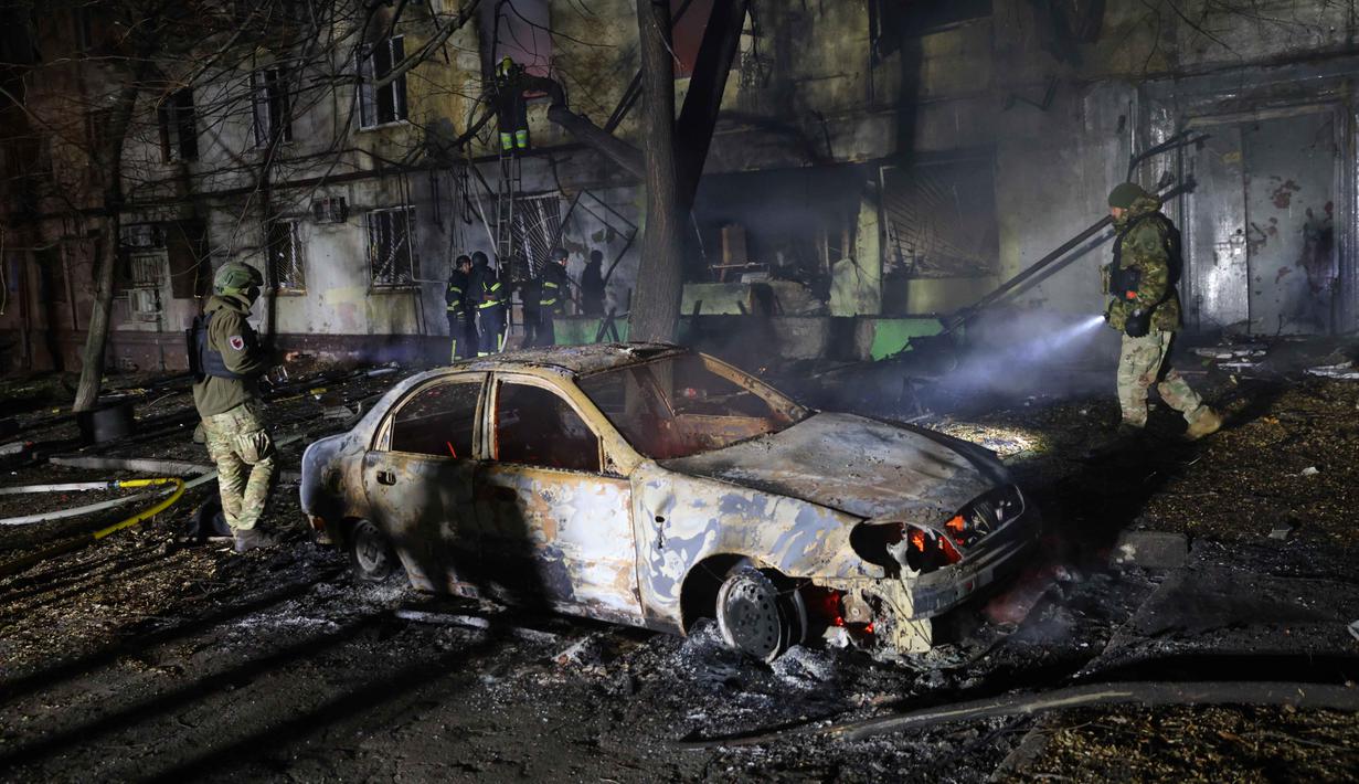 Petugas pemadam kebakaran berjuang memadamkan api di gedung apartemen bertingkat serta kendaraan yang terbakar di jalan-jalan kota. Tampak dalam foto, petugas penyelamat berusaha memadamkan api yang membakar sebuah bangunan hunian setelah serangan Rusia di Zaporizhzhia, Ukraina, Rabu 26 November 2025. (AP Photo/Kateryna Klochko)