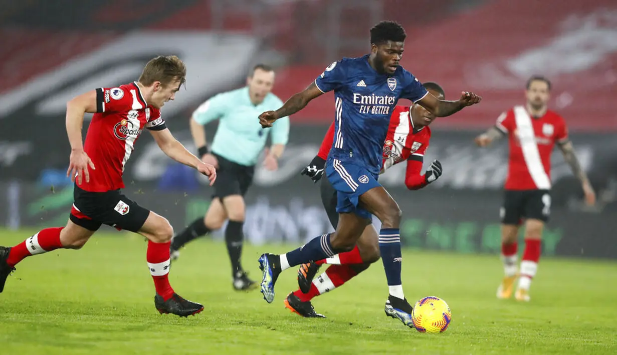 Gelandang Arsenal, Thomas Partey, menggiring bola saat melawan Southampton pada laga Liga Inggris di Stadion St Mary, Selasa (26/1/2021). Arsenal menang dengan skor 3-1. (AP/Frank Augstein, Pool)