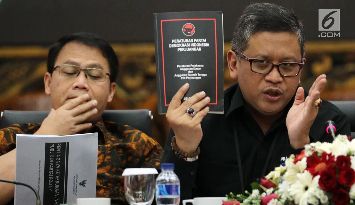 Sekjen PDI Perjuangan, Hasto Kristiyanto bersama Wasekjen PDIP, Ahmad Basarah memberikan keterangan pers saat Diskusi dan Rencana Deklarasi Keterbukaan Informasi Publik Partai Politik di kantor DPP PDIP Jakarta, Rabu(28/3). (Liputan6.com/Johan Tallo)