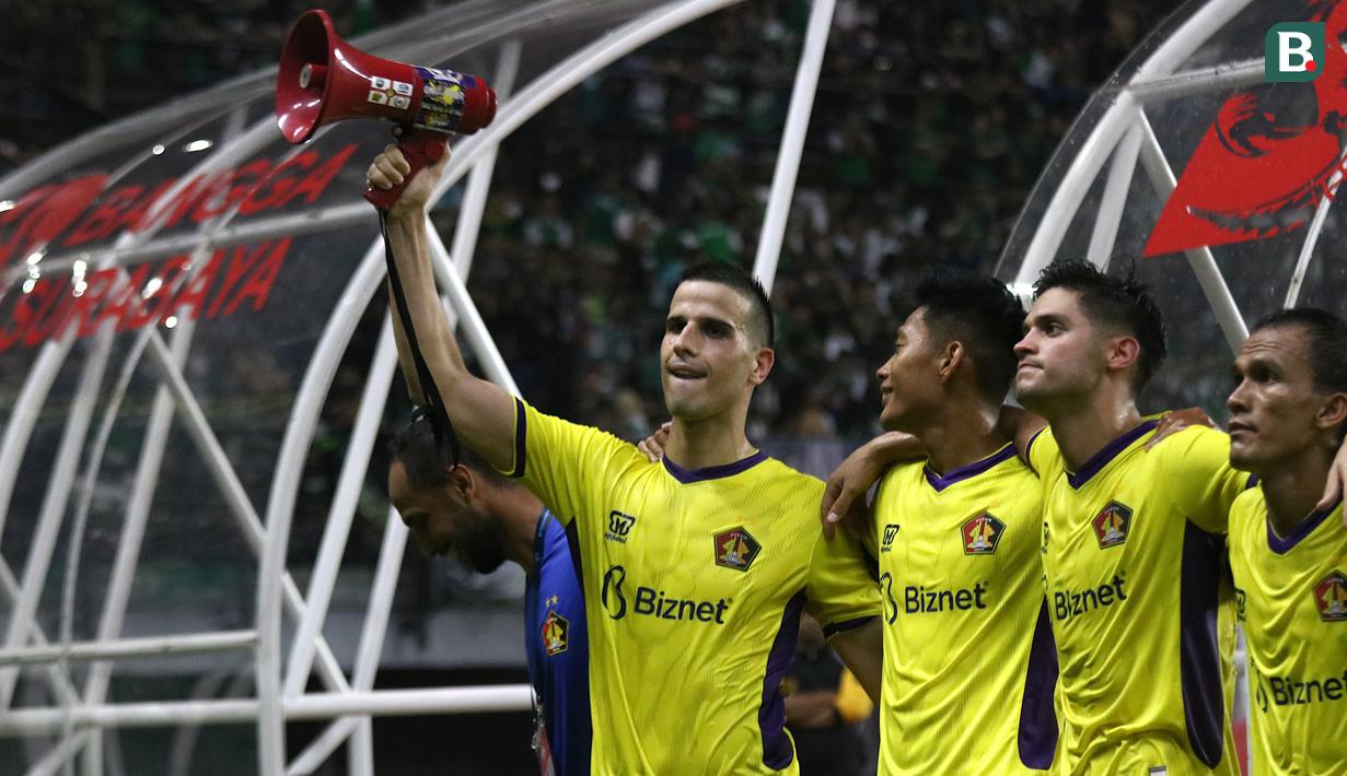 Bek Persik Kediri, Ante Bakmaz, menyapa suporter Persik usai menahan imbang Persebaya pada laga pembuka Shopee Liga 1 2020, Sabtu (29/2). Persebaya dan Persik bermain imbang 1-1. (Bola.com/Aditya Wany)