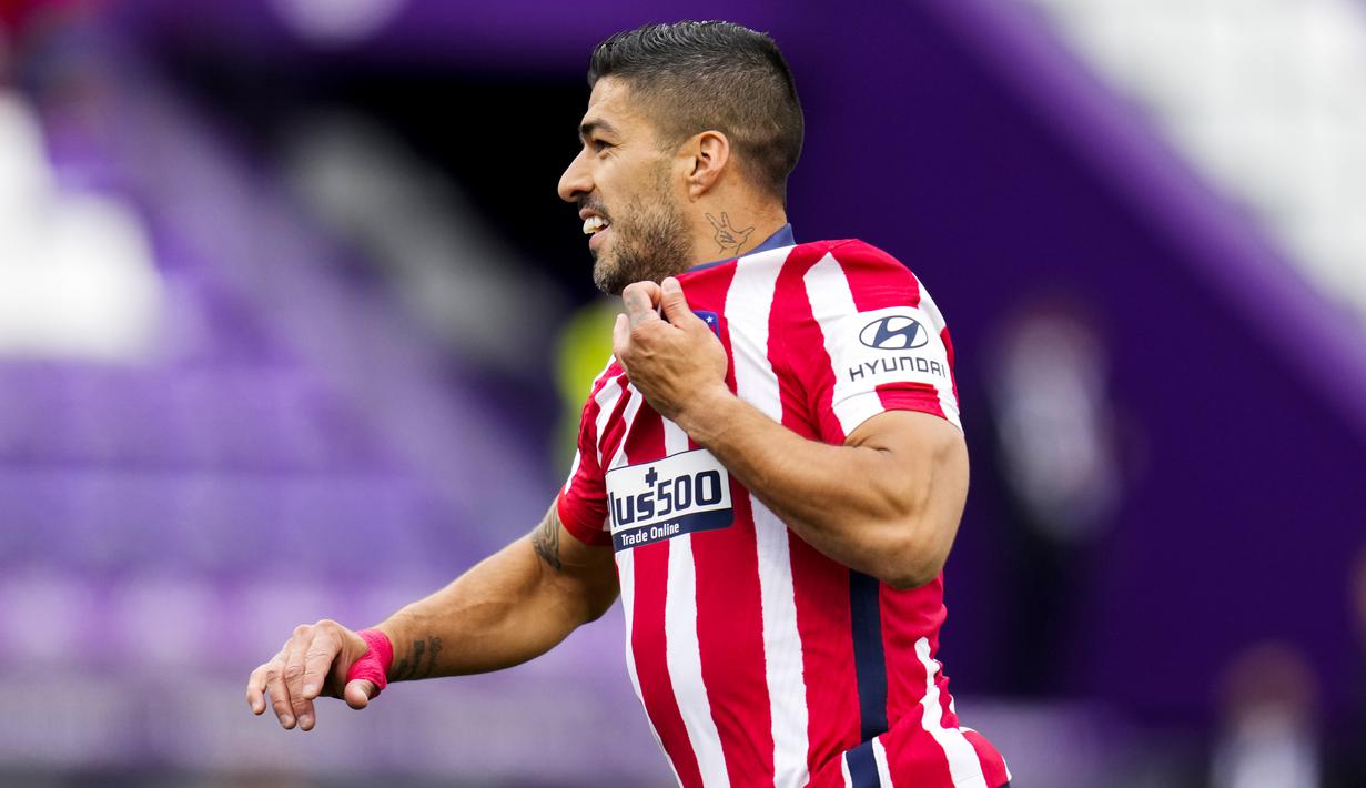 Striker Atletico Madrid, Luis Suarez, melakukan selebrasi usai mencetak gol ke gawang Real Valladolid pada laga Liga Spanyol di Stadion Jose Zorrilla, Sabtu (22/5/2021). Atletico Madrid menang dengan skor 2-1. (AP/Manu Fernandez)