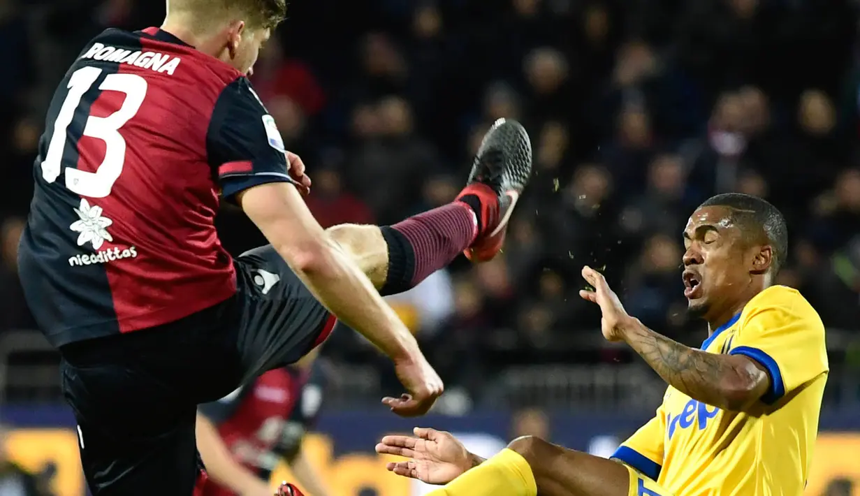 Bek Cagliari, Filippo Romagna, berebut bola dengan bek Juventus, Alex Sandro, pada laga Serie A Italia di Stadion Sardegna, Cagliari, Sabtu (6/1/2018). Cagliari kalah 0-1 dari Juventus. (AFP/Miguel Medina)