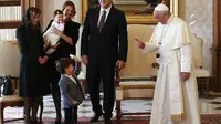 Tingkah Anak PM Kroasia Bikin Gemas Paus Fransiskus (TONY GENTILE / POOL / AFP)