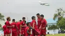 Para pemain Persija Jakarta melepas dahaga saat latihan di Lapangan Sutasoma, Jakarta, Rabu (31/1/2018). Latihan ini merupakan persiapan jelang babak delapan besar Piala Presiden. (Bola.com/Asprilla Dwi Adha)