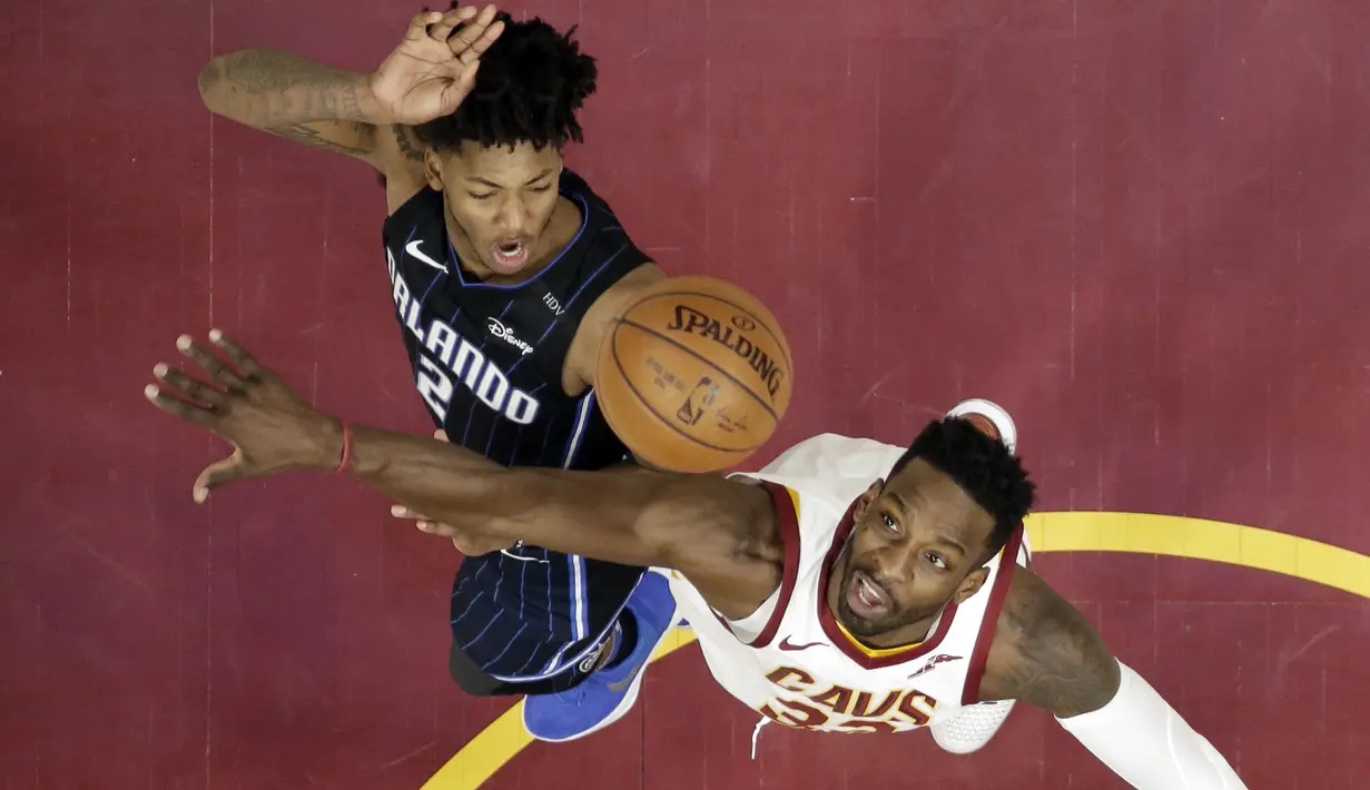 Aksi pemain Cleveland Cavaliers, Jeff Green (kanan) melakukan tembakan saat diadang pemain  Orlando Magic, Elfrid Payton pada lanjutan NBA basketball game di Quicken Loans Arena, (18/1/2018). Cavaliers menang 104-103. (AP/Tony Dejak)