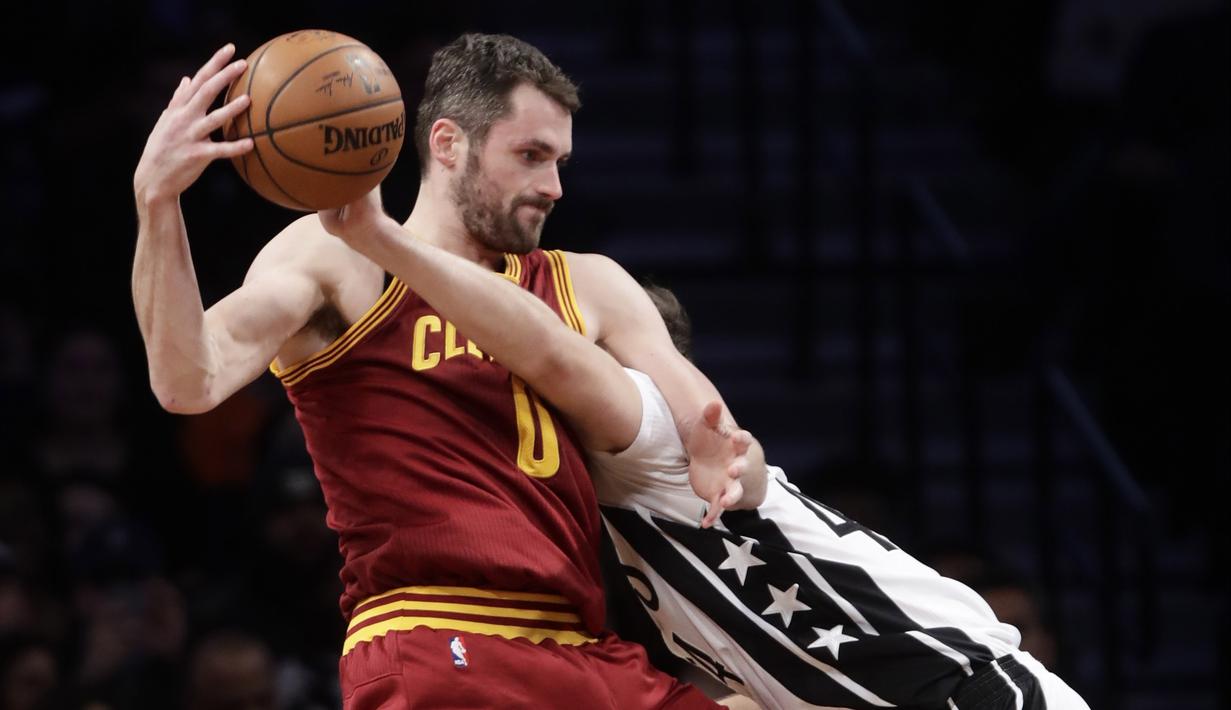 Pemain Cleveland Cavaliers, Kevin Love (kiri) dilanggar pemain Brooklyn Nets, Bojan Bogdanovic (kanan) pada laga NBA basketball game di Barclays Center, (6/1/2017). Cavs menang 116-108. (AP/Frank Franklin II)