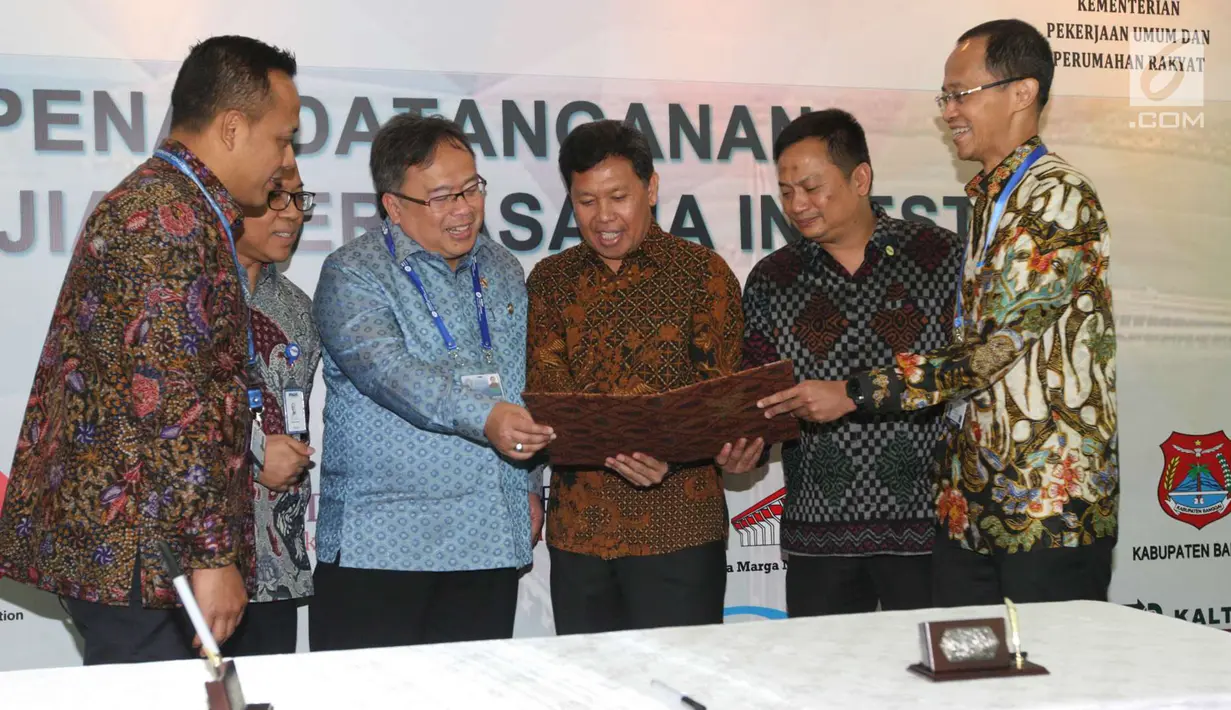 Menteri PPN/Kepala Bappenas Bambang Brodjonegoro (tiga kiri) melihat nota kerja sama investasi di Bali, Sabtu (13/10). Kerja sama tersebut untuk proyek-proyek energi terbarukan, perkebunan serta jalan tol. (Liputan6.com/Angga Yuniar)