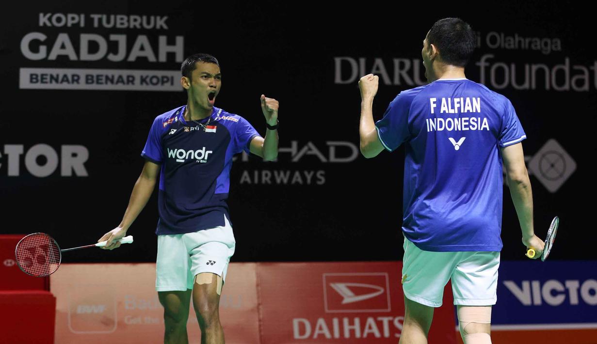 Pertandingan berjalan ketat dan sengit yang memakan waktu hingga satu jam satu menit. Tampak dalam foto, pebulu tangkis ganda putra Indonesia, Fajar Alfian/Muhammad Fikri saat bertanding melawan Leo Carnando/Bagas Maulana pada babak 16 besar Indonesia Masters 2026 di Istora Gelora Bung Karno, Senayan, Jakarta, pada Kamis (22/1/2026). (Bola.com/M Iqbal Ichsan)