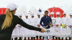 Petenis nomor tiga dunia, Roger Federer (kanan), mengikuti sesi promosi gletser Aletsch, Jungfraujoch, (17/7/2014). (REUTERS/Denis Balibouse)