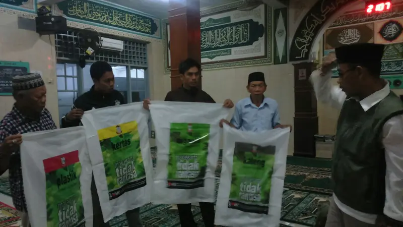 Cara Lurah Berkampanye Kantong Sampah Sortir Makassar