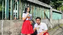 Layaknya anak sekolah, Fuji dan Thariq juga terlihat menggunakan sepatu serta kaos kaki. Bahkan, keduanya tampak seperti tengah nongkrong sepulang sekolah sembari memakan jajanan SD. (Liputan6.com/IG/@fuji_an)