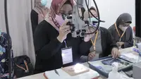 Para dokter spesialis mata saat melakukan praktik Claw Lens untuk atasi komplikasi pada saat Operasi Katarak. (Istimewa)