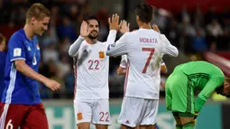 Pemain Spanyol, Isco (tengah) merayakan gol bersama Alvaro Morata saaat melawan Liechtenstein pada laga grup G kualfikasi Piala DUnia 2018 di Rheinpark Stadion, Vaduz, (5/9/2017). Spanyol menang 8-0. (AFP/Michael Buholzer)