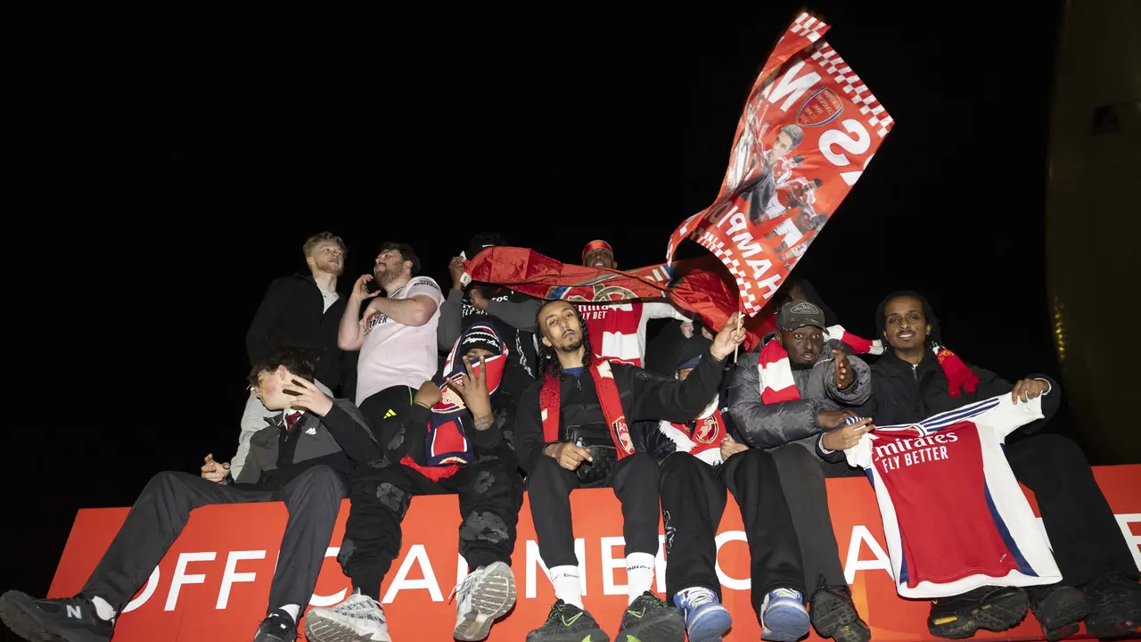 Pendukung Arsenal Berpesta Rayakan Gelar Juara Liga Inggris