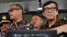 Yasonna H Laoly dan Andi Widjajanto saat keluar dari Gedung KPK, Jakarta, Kamis (18/12/2014). (Liputan6.com/Miftahul Hayat)