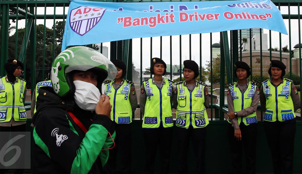 Sejumlah polisi wanita (polwan) berjaga saat demo yang digelar ratusan massa dari pengemudi online di depan Gedung MPR/DPR, Jakarta, Senin (27/2). (Liputan6.com/Johan Tallo)
