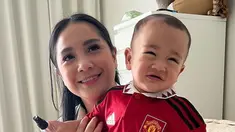 Anak kedua Raffi dan Nagita, Rayyanza sedang menjadi pusat perhatian netizen. Anak yang kerap disapa Cipung viral karena lucu memakai jersey Manchester United. Bahkan saking lucunya membuat akun resmi Manchester United mengunggah foto tersebut di feed Instagram. (Liputan6.com/IG/raffinagita1717)