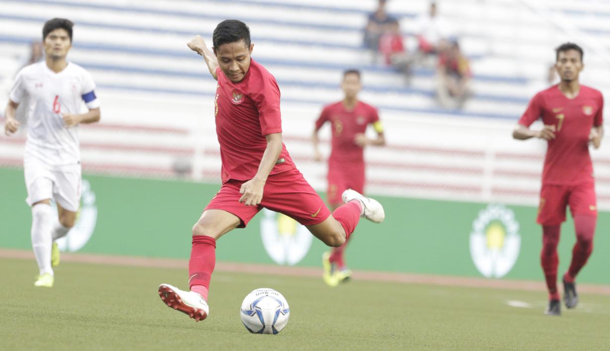 Gelandang Timnas Indonesia U-22, Evan Dimas, berusaha melepaskan tendangan saat melawan Myanmar U-22 di di Stadion Rizal Memorial, Manila, Sabtu (7/12). Indonesia menang 4-2 atas Myanmar. (M Iqbal Ichsan)
