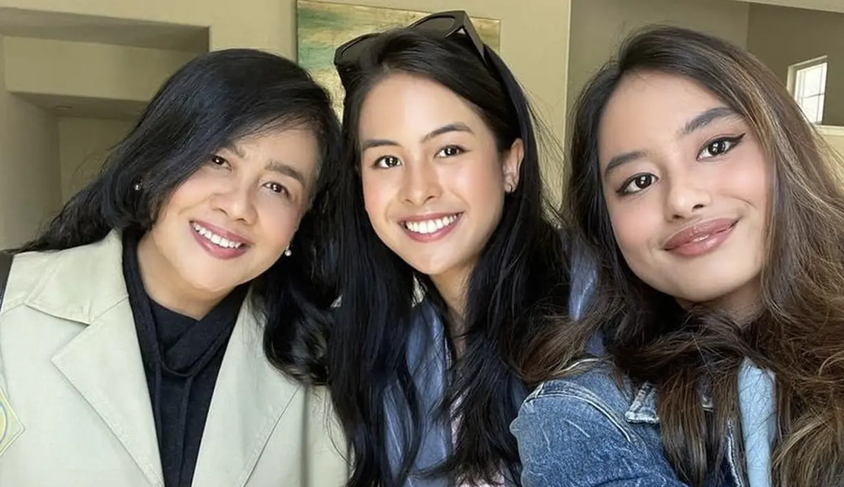 <p>Mauren&nbsp;pun kerap tampil seperti teman bagi kedua anak perempuannya tersebut. Ia tampil dengan blazer hijau dipadukan inner putih. @muren.s</p>