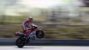 Gaya pebalap Ducati Team, Andrea Dovizioso dengan mengangkat ban pada kualifikasi MotoGp di Sirkuit Brno, (5/8/2017). Marc Marquez menjadi juara pada balapan tersebut. (AFP/Michal Cizek) 