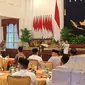 Presiden Joko Widodo atau Jokowi dan Wapres Ma'ruf Amin menggelar acara buka puasa bersama para menteri kabinet Indonesia Maju di Istana Negara Jakarta, Kamis (28/3/2024). (Liputan.com/ Lizsa Egeham)