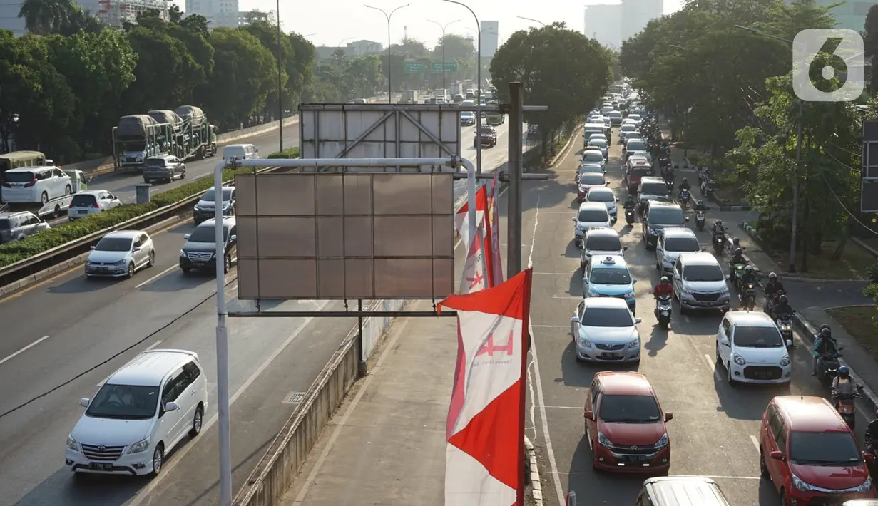 Kendaraan melintasi jalan tol di Jakarta, Kamis (27/8/2020). Gubernur DKI Jakarta Anies Baswedan mengusulkan agar Tol Dalam Kota dapat dilintasi oleh pengendara sepeda jenis road bike karena banyak masyarakat yang berolahraga dan menjadikan sepeda sebagai gaya hidup. (Liputan6.com/Immanuel Antonius)