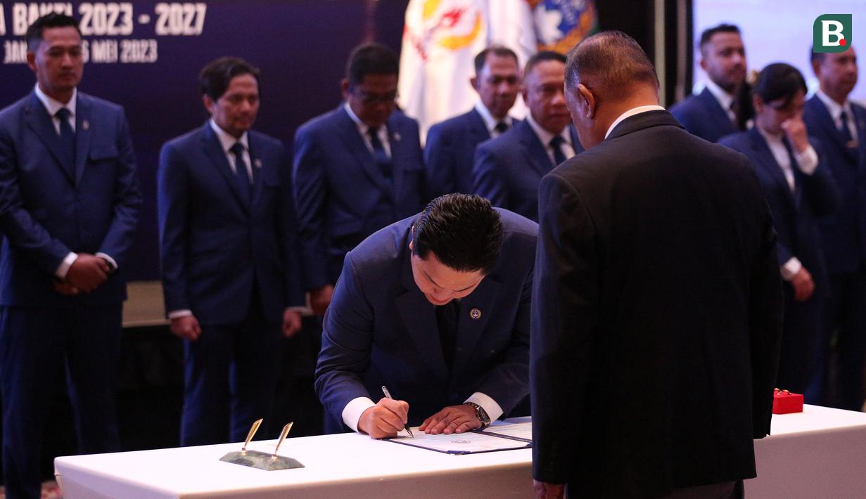 <p>Ketua Umum PSSI, Erick Thohir menandatangani surat pelantikan saat acara Pelantikan Pengurus PSSI Masa Bakti 2023-2027 yang berlangsung di Hotel Fairmont, Jakarta, Jumat (26/05/2023). (Bola.com/Bagaskara Lazuardi)</p>