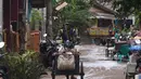 Pengumpul barang bekas berkeliling di Ciledug Indah, Tangerang, Banten, Senin (21/2./2021). Pasca banjir melanda perumahan tersebut menjadi berkah bagi para pengumpul barang rongsok karena banyak barang yang di buang pemilik rumah. (Liputan6.com/Angga Yuniar)