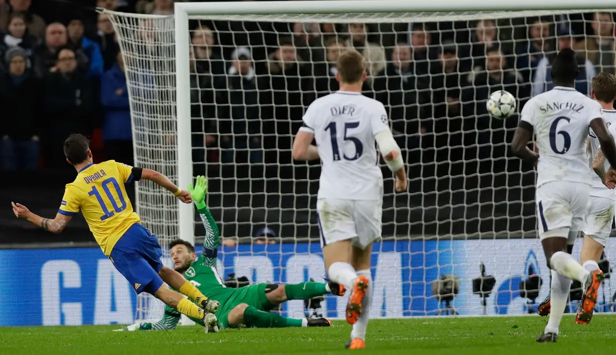 Striker Juventus Paulo Dybala menjebol gawang Tottenham Hotspur saat pertandingan Liga Champions leg kedua di Stadion Wembley, London (7/3). Juventus sempat tertinggan 0-1 dari Hotspur pada babak pertama. (AP Photo / Kirsty Wigglesworth)