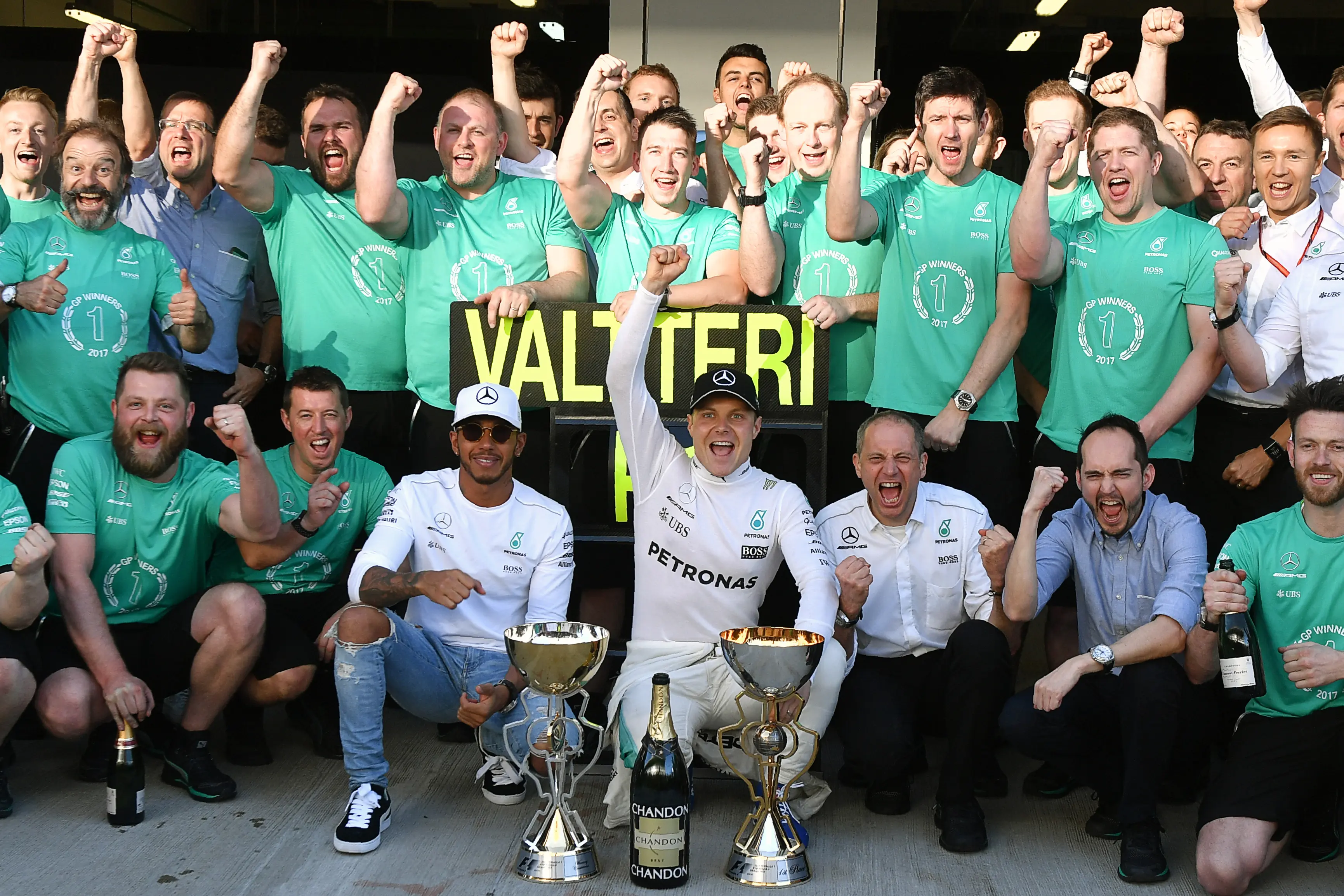 Perayaan pembalap Mercedes, Valtteri Bottas bersama krunya usai memenangkan GP Rusia Formula 1 2017. (Andrej ISAKOVIC / AFP)
