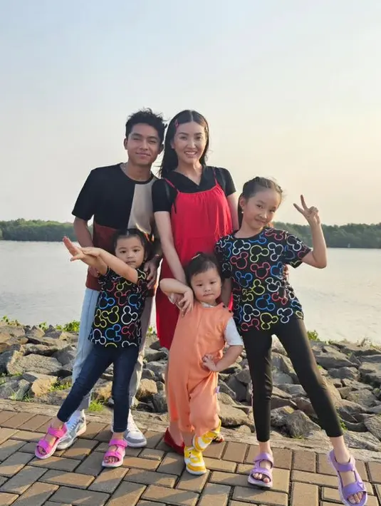 Keduanya pun tampak santai, Sarwendah mengenakan dress merah dipadukan inner lengan pendek hitam. Dan Betrand mengenakan t shirt dan celana trainingnya.[@betrandpetoputraonsu/Sarwendah29]