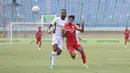 <p>Pemain Persis Solo, Ramadhan Sananta (kanan) berebut bola dengan pemain PSM Makassar, Yuran Fernandes pada laga matchday kedua Grup A Piala Presiden 2024 di Stadion Si Jalak Harupat, Soreang, Kabupaten Bandung, Senin (22/7/2024). (Bola.com/Abdul Aziz)</p>