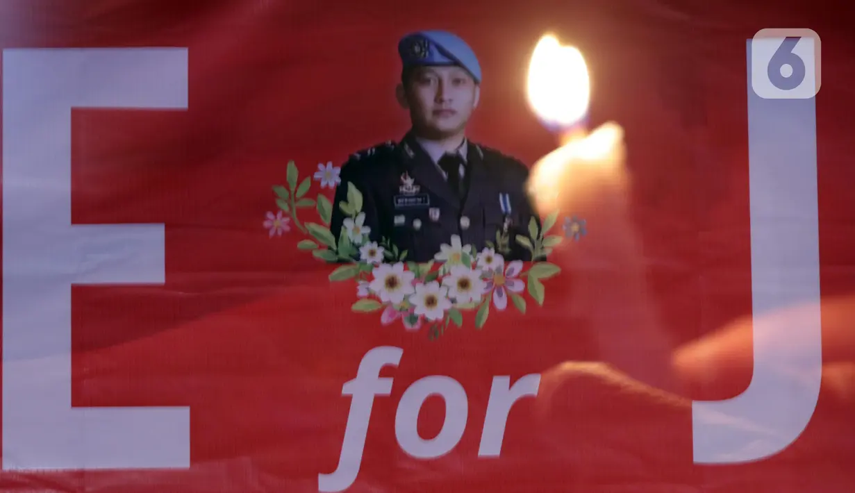 Foto multiple exposure menggambarkan nyala lilin dan spanduk bergambar Brigadir Novriansyah Joshua Hutabarat alias Brigadir J di kawasan Taman Ismail Marzuki (TIM), Jakarta, Senin (8/8/2022). Aksi tersebut bertajuk “Keadilan untuk Joshua! Aksi menyalakan 3000 lilin dan doa bersama mengenang kematian Brigadir J”. (Liputan6.com/Helmi Fithriansyah)