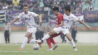 Arthur Felix dan Arthur Irawan menghadang pemain Persis dalam laga ujicoba di Stadion Willis Kota Madiun, Minggu (17/7).  (Bola.com/Gatot Susetyo)