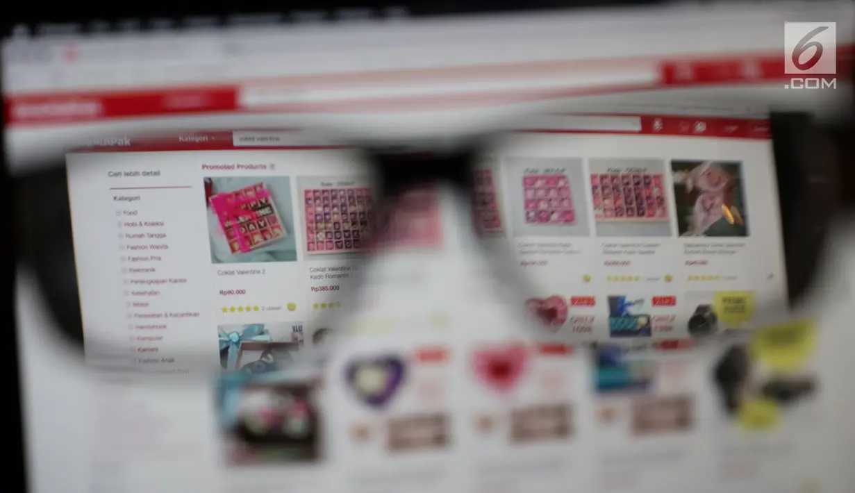 Beragam jenis cokelat ditawarkan di situs belanja online, Jakarta, Rabu (14/2). Cokelat menjadi hadiah favorit bagi mereka yang merayakan Hari Valentine. (Liputan6.com/Immanuel Antonius)