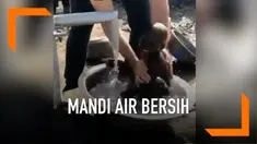 Sejumlah negara di dunia mengalami kekeringan dan kesulitan mendapatkan air bersih. Maka ketika air bersih datang ke daerah tempat tinggalnya, perasaan bahagia tak bisa disembunyikan. Seperti yang dialami bocah satu ini.