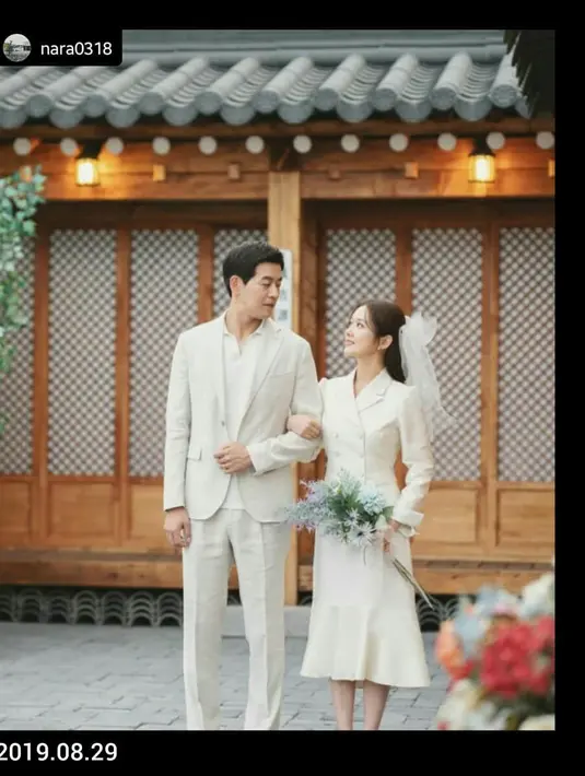 Ingin melihat inspirasi gaun pernikahan bergaya kasual? Sontek wedding dress minimalis Jang Na Ra dan Lee Sang Yoon dalam drama ini. Gaun blazer yang dikenakan semakin istimewa dengan paduan veil yang penuh pernyataan.