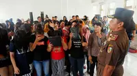 Penertiban lokasi prostitusi berkedok panti pijat di Pekanbaru berlangsung dramatis (Liputan6.com / M.Syukur).