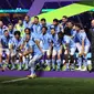 Para pemain Manchester City berselebrasi dengan trofi Piala Dunia Antarklub 2023 setelah mengalahkan Fluminense 4-0 dalam pertandingan final di&nbsp;King Abdullah Sports City Stadium, Jeddah, Sabtu, 23 Desember 2023. (Giuseppe CACACE / AFP)