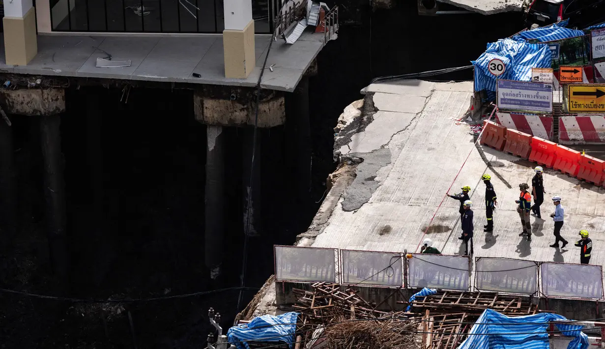Muncul Sinkhole Sedalam 50 M di Depan Rumah Sakit Bangkok 