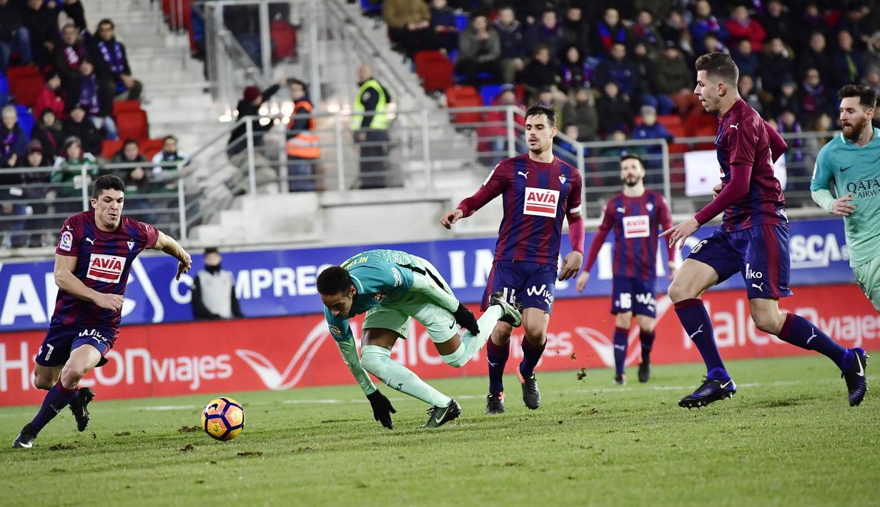 Pemain FC Barcelona, Neymar Jr saat melewati kepungan para pemain Eibar pada lanjutan La Liga Spanyol di Municipal de Ipurua, Eibar, (22/1/2017). Barcelona menang 4-0.(AP/Alvaro Barrientos)