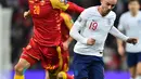 Gelandang Inggris James Maddison (kanan) menggiring bola dari kejaran bek Montenegro, Aleksandar Sofranac pada pertandingan Grup A Kualifikasi Piala Eropa 2020 di Stadion Wembley di London (14/11/2019). Inggris menang telak 7-0 atas Montenegro. (AFP/Glyn Kirk)