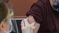 Masyarakat bisa download sertifikat vaksin COVID-19 ke-1 dan 2 melalui situs maupun aplikasi PeduliLindungi. Berikut caranya. (FOTO: Unsplash.com/steven cornfield).