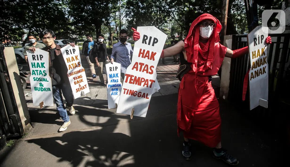 Sejumlah anak muda menggelar aksi damai di luar Kantor Komnas HAM, Jakarta, Kamis (14/7/2022). Mereka meminta hak asasi akibat krisis iklim dengan mengadukan kepada Komnas HAM terkait pembiaran krisis Iklim karena sudah sangat berpengaruh pada kehidupan, ekonomi, dan kesehatan perorangan maupun kelompok akibat kenaikan suhu bumi serta cuaca ekstrem. (Liputan6.com/Faizal Fanani)