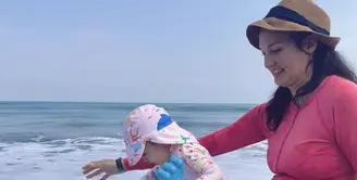 Bersama anak pertamanya,&nbsp;Nadi Djiwa Anggara, Nadine tampak sedang di pantai mengenakan baju renangnya. Nadine memerlihatkan baby bumpnya dengan baju renang pink.&nbsp; (@nadinelist)